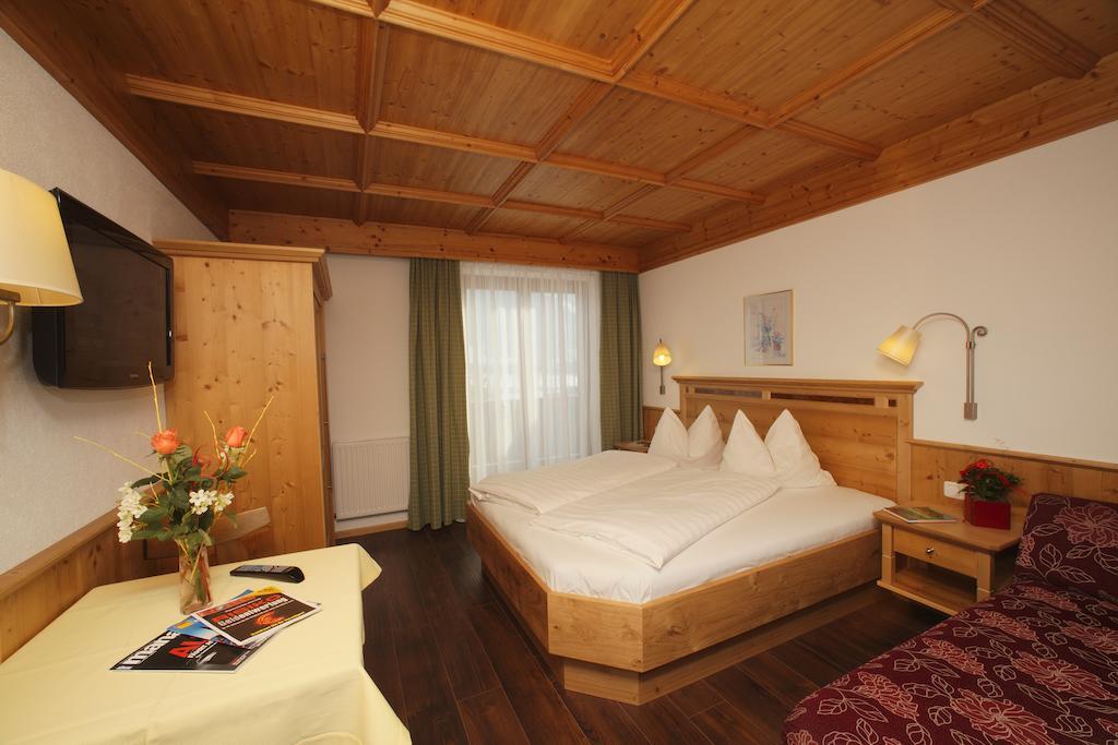 Hettlerhof Hotel Maishofen Room photo